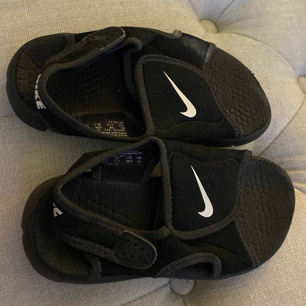 Nike boys, Velcro sandal black size 12 C